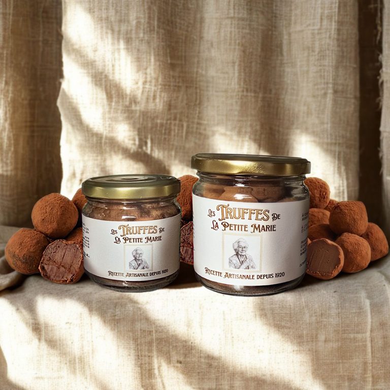Hérissons Chocolats Cémoi Bondues Bonbons en chocolat avec une garniture crémeuse et croustillante, dont l'un est coupé.